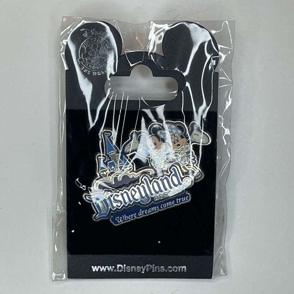 Disneyland Resort Where Dreams Come True Mickey and Minnie Castle Trading Pin